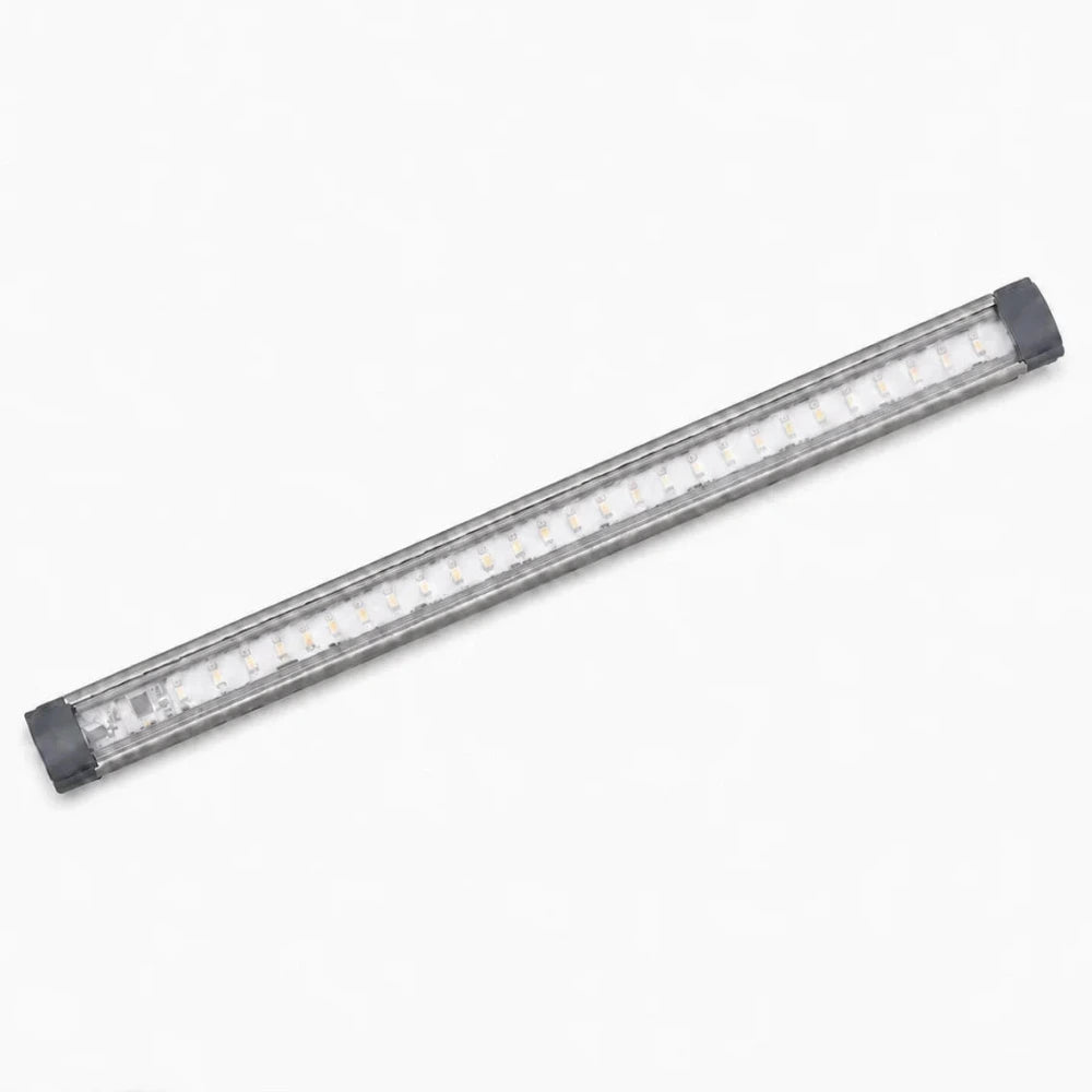 Olbia LED Lichtleiste 7 W, 50 cm, aus silbernem Aluminium mit schwarzen Endkappen, freigestellt vor weißem Hintergrund.