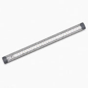 Olbia LED Lichtleiste 7 W, 50 cm, aus silbernem Aluminium mit schwarzen Endkappen, freigestellt vor weißem Hintergrund.