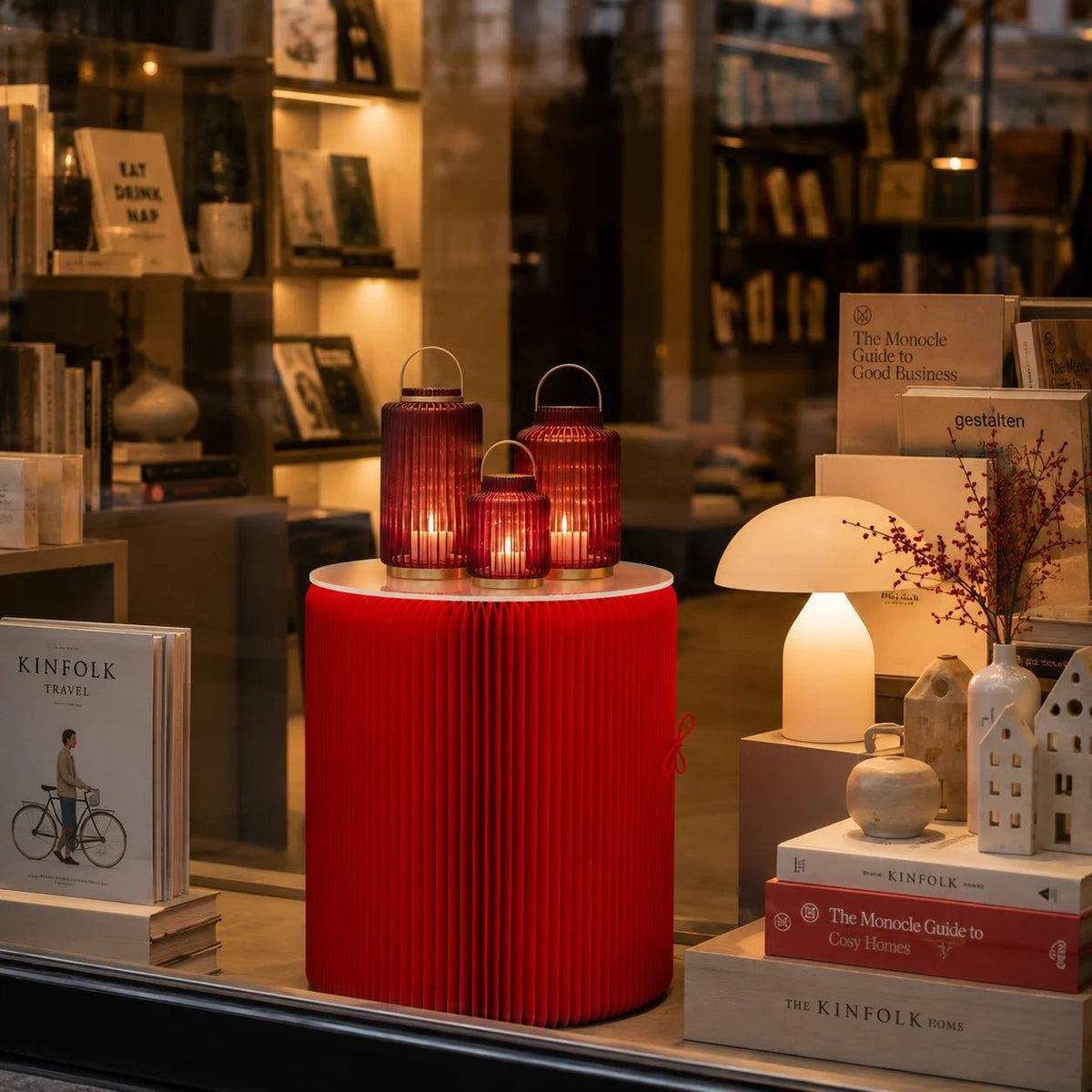 Roter Papur Beistelltisch als stilvolle Präsentationsfläche im Schaufenster einer modernen Buchhandlung