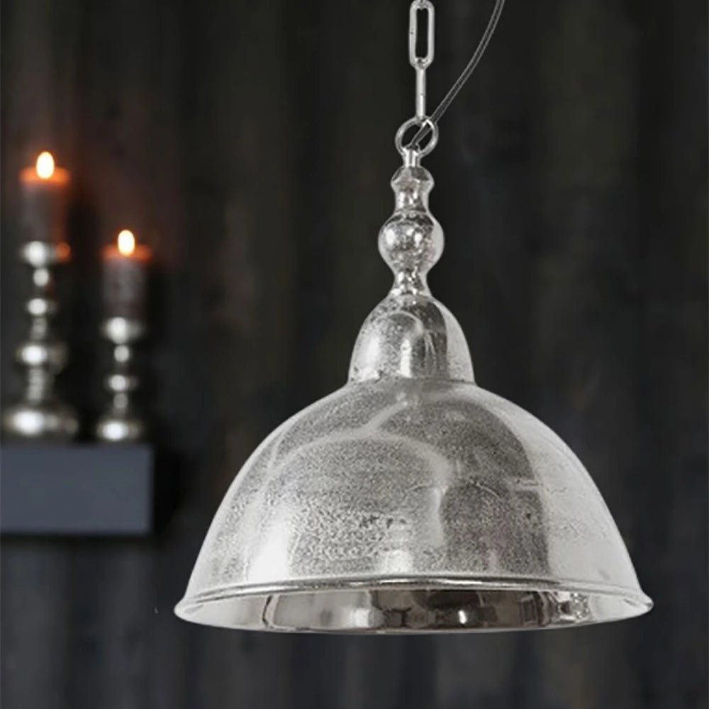 Pendelleuchte Amelia aus Nickel roh über einem Esstisch im Industrial-Stil