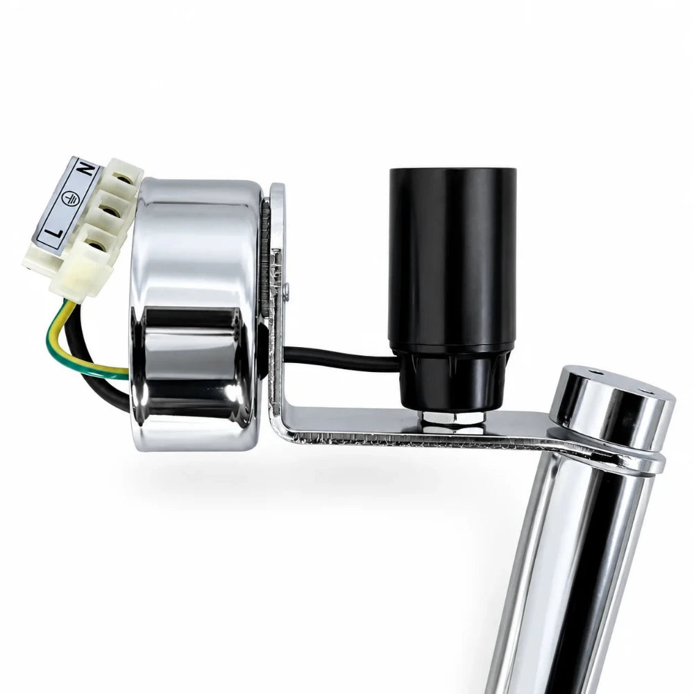 Detailaufnahme der RELCO DAMA S Wandleuchte mit schwarzer E14-Fassung, Chrom-Wandhalterung und Anschlussklemme.