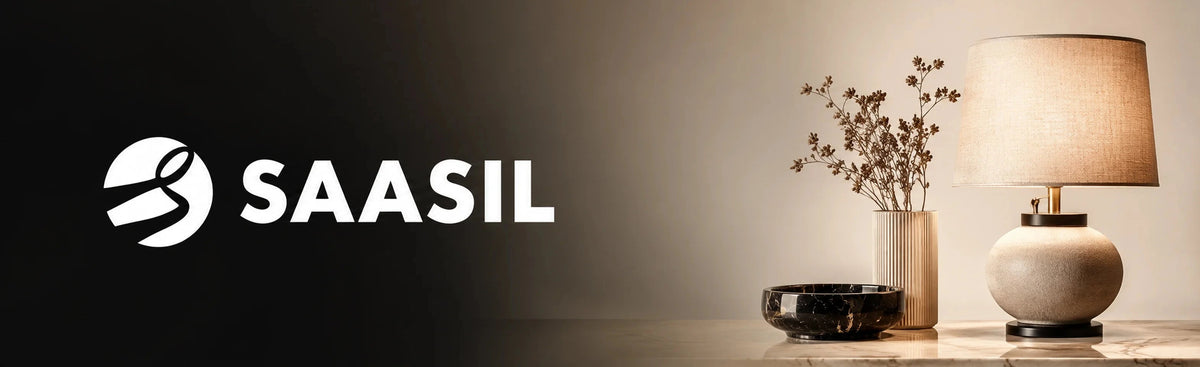 SAASIL Lampen Banner mit modernem beigem Lampenschirm, eleganter Tischlampe, schwarzem Logo-Verlauf und dekorativen Wohnaccessoires für stilvolle Beleuchtung