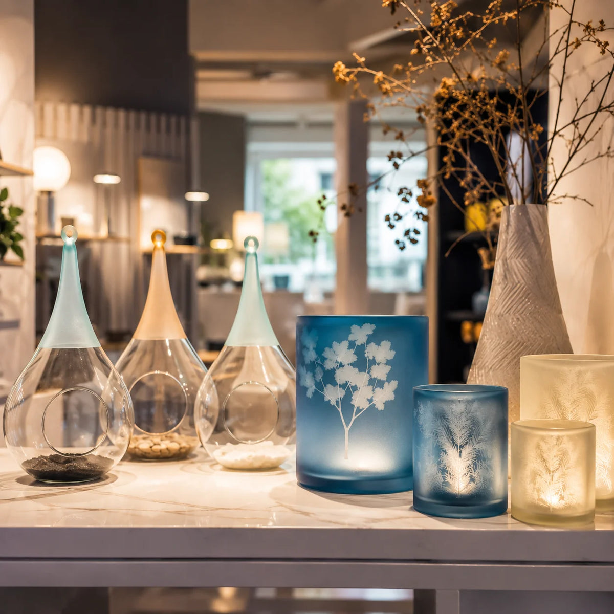 Dekorative Leuchten, Teelichthalter und Windlichter aus Glas im SAASIL Showroom in Wuppertal
