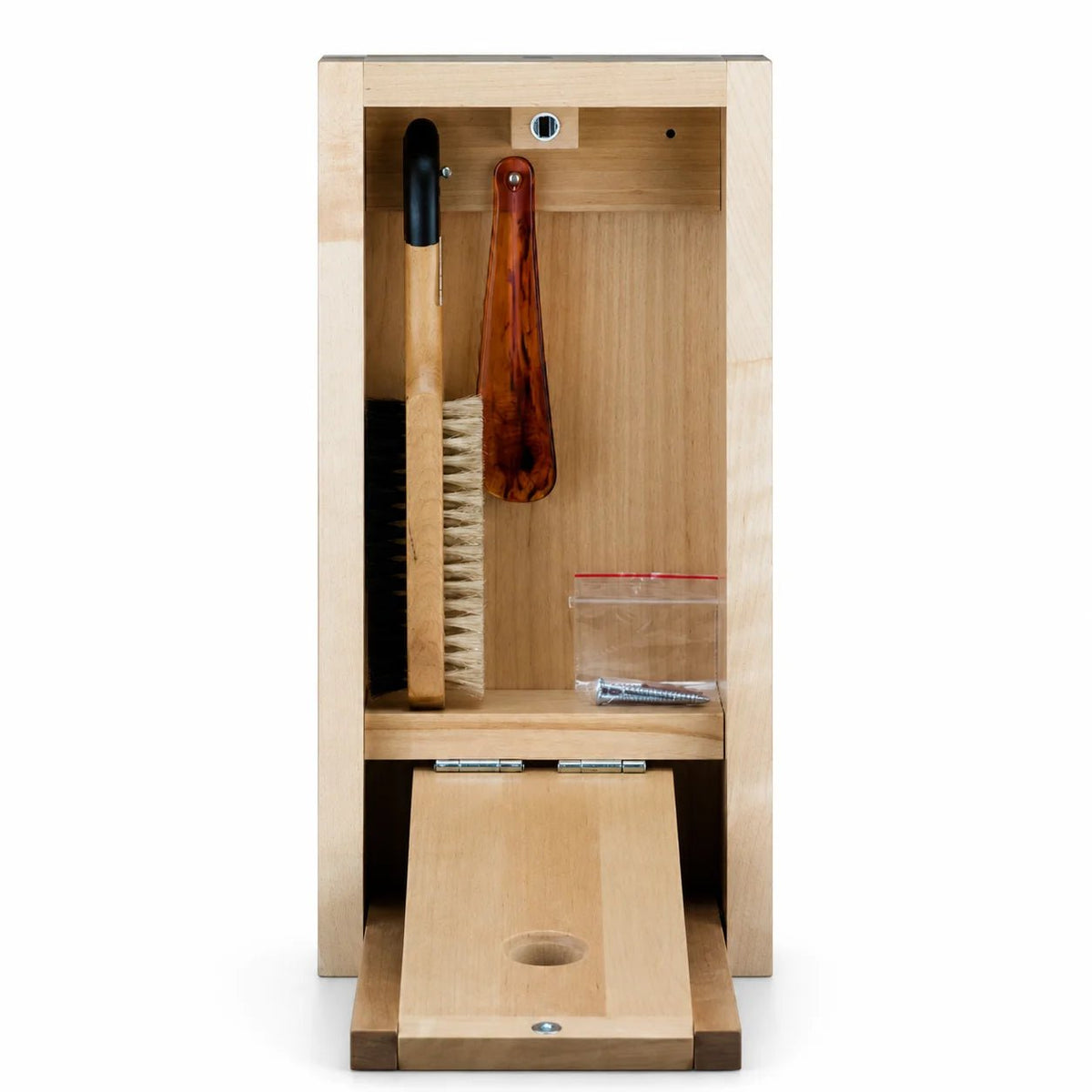 Geöffneter Schuhputzkasten aus Massivholz Buche mit Schuhbürste, Schuhlöffel und ausklappbarer Schuhablage.