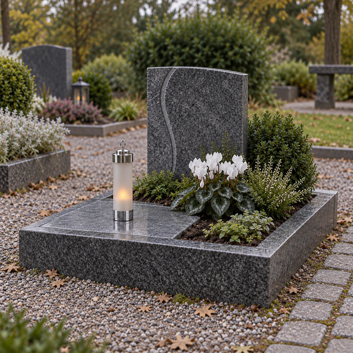 Sompex Elle Gedenklicht in Chrom mit sandgestrahltem Glas auf einem Urnengrab; LED-Kerzen nicht enthalten