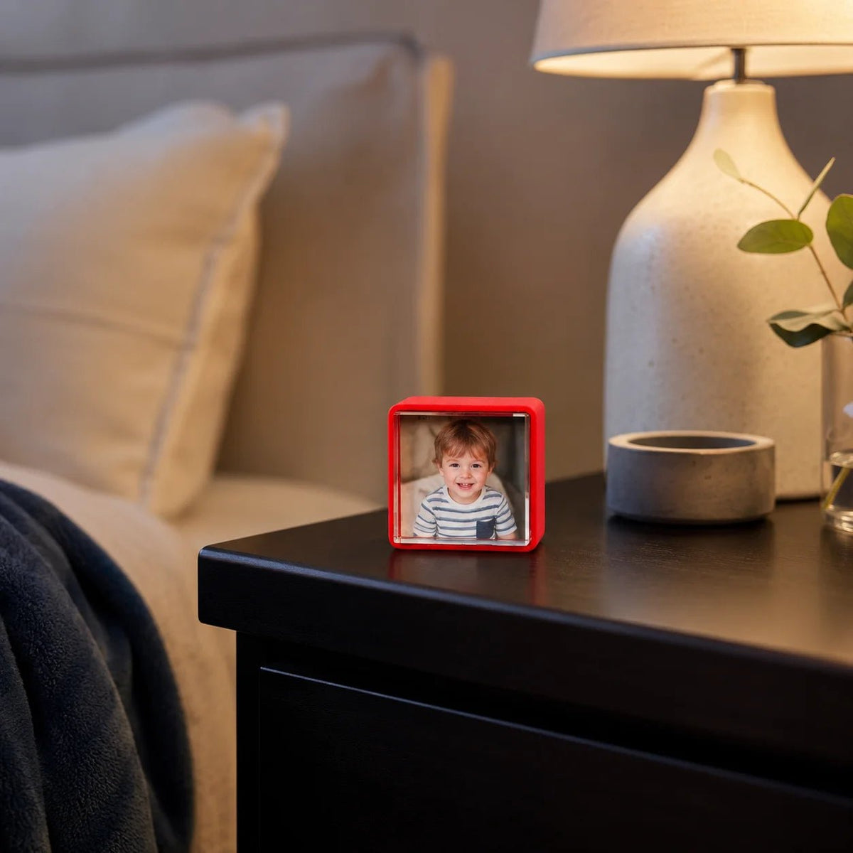 Roter Sompex Mini Bilderrahmen mit Kinderfoto