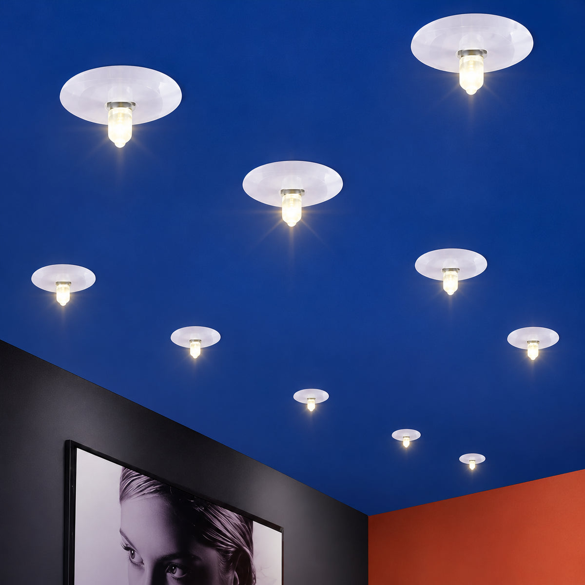 Sternenhimmel Deckenbeleuchtung mit 10 weißen Einbauleuchten von EGLO – dekorative Lichtpunkte an dunkelblauer Zimmerdecke