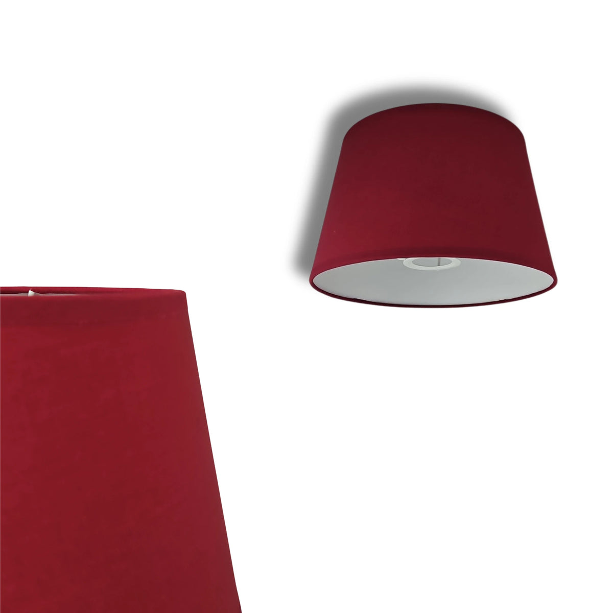 Konischer roter Lampenschirm aus Stoff mit weißer Innenseite