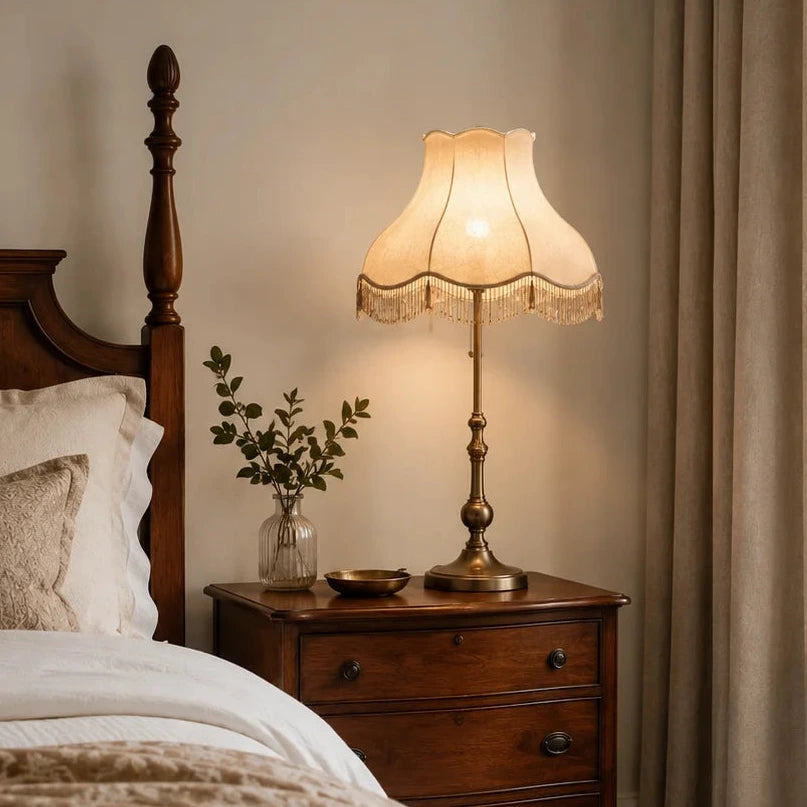Vintage Nachttischlampe mit Stoffschirm im klassischen Schlafzimmer, warme Beleuchtung für nostalgische Einrichtung