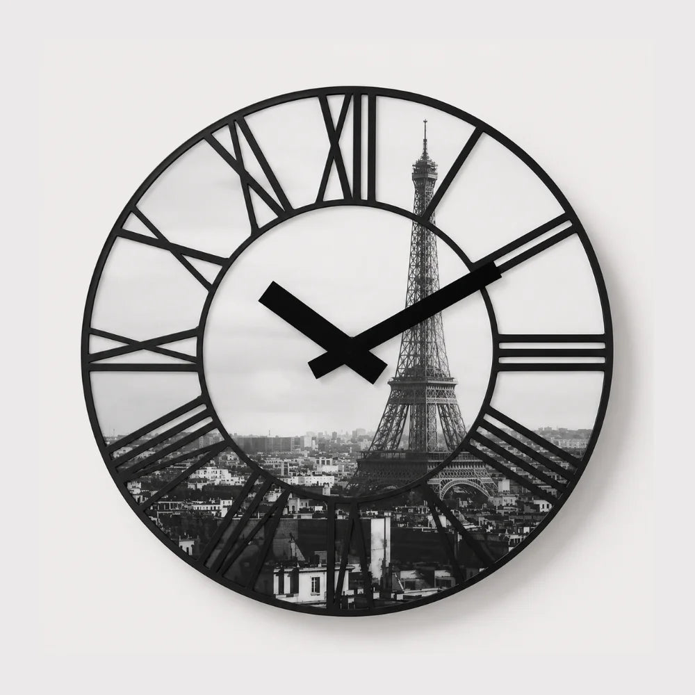 Schwarze Wanduhr mit römischen Zahlen und Paris-Motiv mit Eiffelturm im Hintergrund.