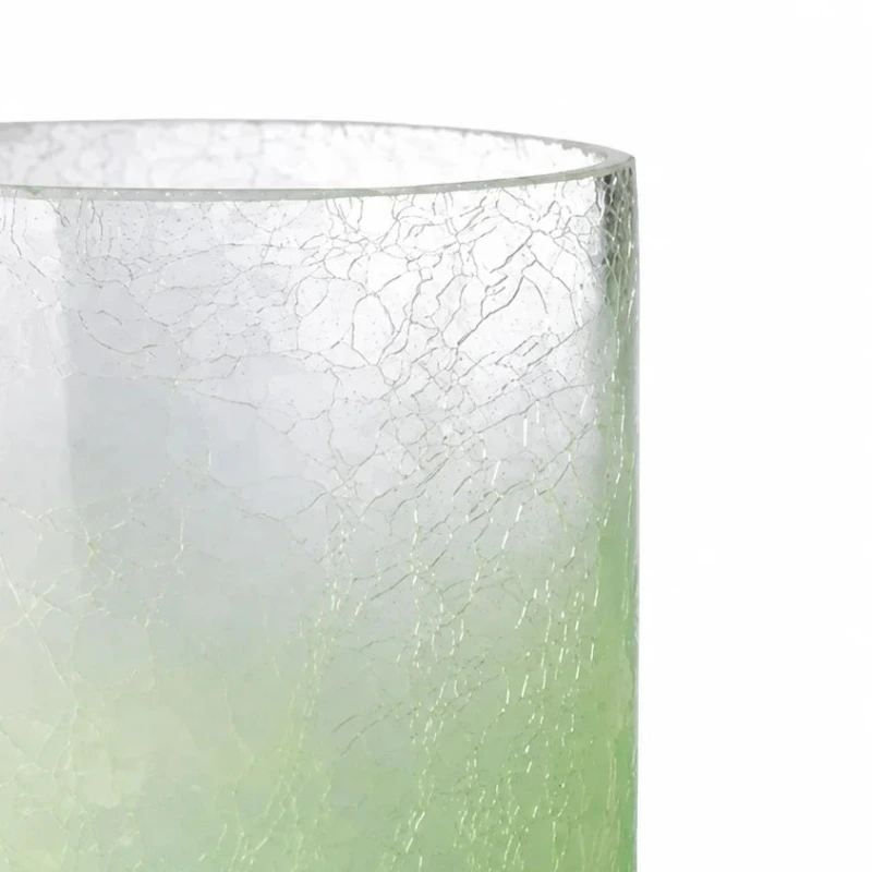 Detailansicht des grünen Sompex Windlichts aus Crush Glas mit Krakelee-Struktur und Farbverlauf
